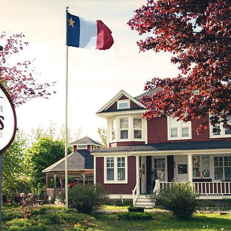 Complexe D'Hebergement La Maison Touristique Dugas Caraquet Exterior foto
