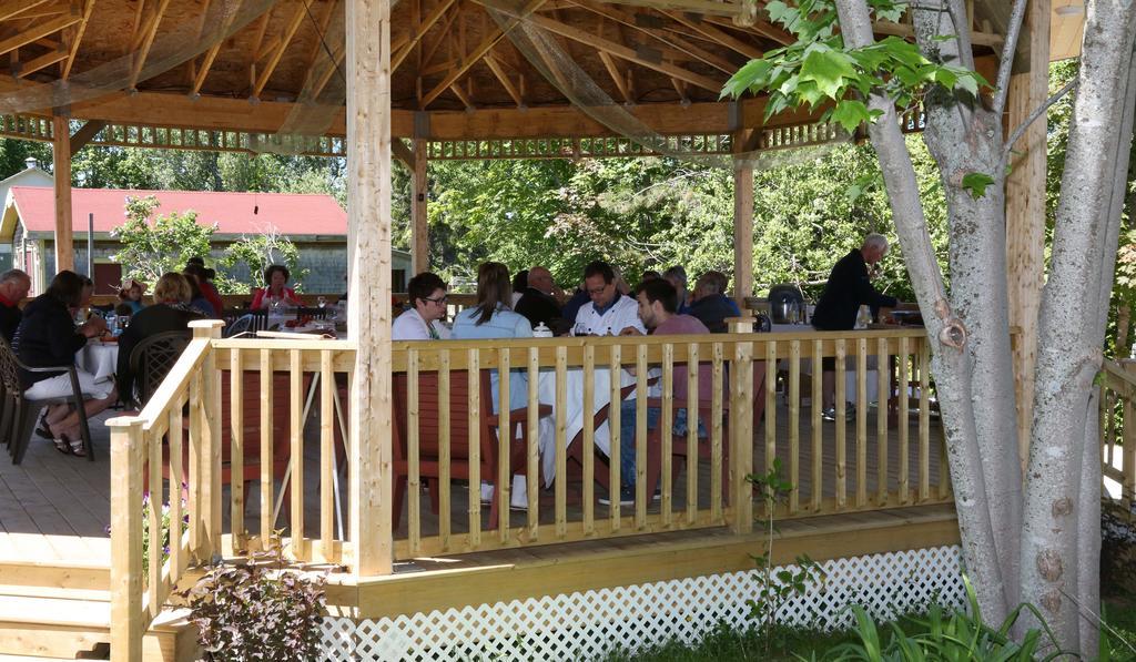 Complexe D'Hebergement La Maison Touristique Dugas Caraquet Exterior foto
